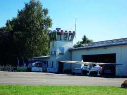 Blick auf den Flugplatz Bad Saulgau mit Tower.