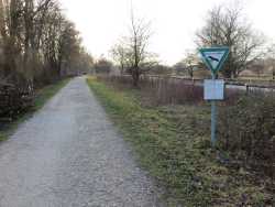Ein Hinweisschild kennzeichnet den Beginn des Schutzgebietes. Der Weg läuft an der Ostgrenze des Naturschutzgebietes auf dem Neckardammweg.