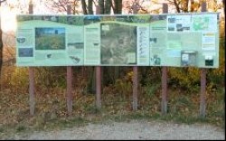 Infotafel am Parkplatz Otto-Hoffmeister-Haus mit Infos über das Naturschutzgebiet Schopflocher Moor