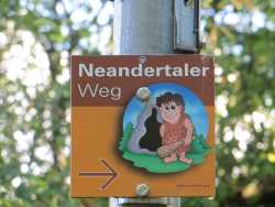 vom Hohlenstein bis zum Wanderpakrplatz Lonetal / Vogelherdhöhle weist ein Schild mit einem Neandertaler den Weg.