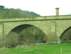 Blick auf die Jagstbrücke bei Hohebach. In der Mitte der Brücke steht die Gedenksäule.