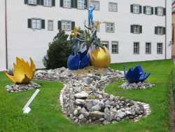 Skulptur im Schlosshof / Schlosspark IKH Diane Herzogin von Württemberg