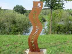 eine Stele weist am Staudamm (Südufer) weist auf den Landschaftspark Region Stuttgart hin.