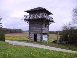 Limeswachturm Römergraben und Infotafel des Limeswanderweges Mainhardter Wald bei Gailsbach