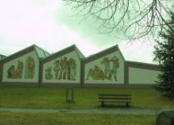 Pahlmuseum in Gailsbach: ein 3teiliges Gebäude, das einer Fabrik ähnelt und dessen Fassade mit Zeichnungen des Künstlers Pahl geschmückt sind