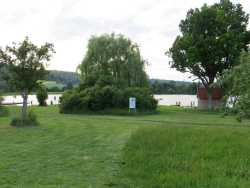 Liegewiese am Starkholzbacher See. In den See führen Badestege.